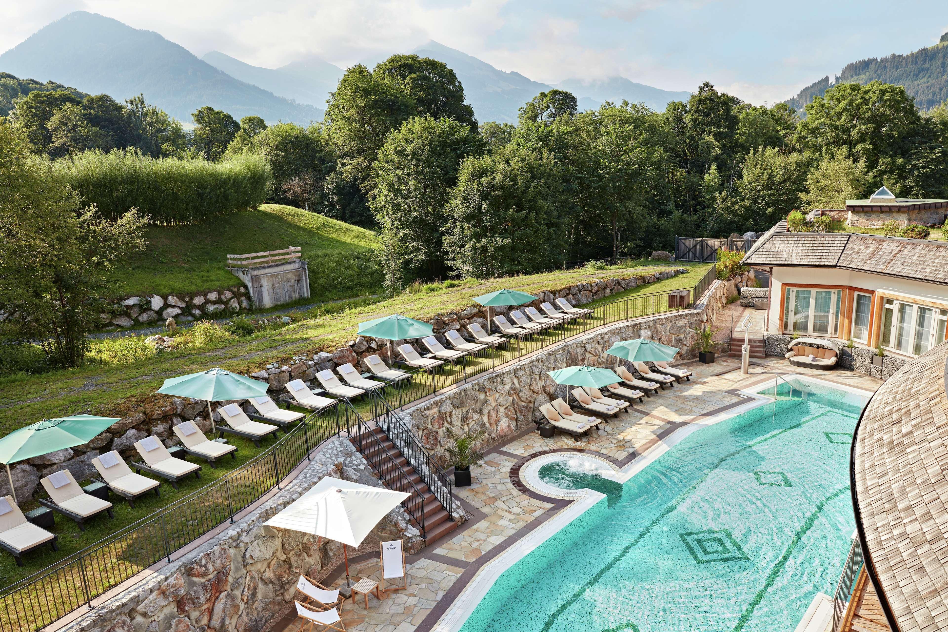Grand Tirolia Kitzbuehel - Member Of Hommage Luxury Hotels Collection Exterior foto The outdoor pool at the Hotel Axelmannstein