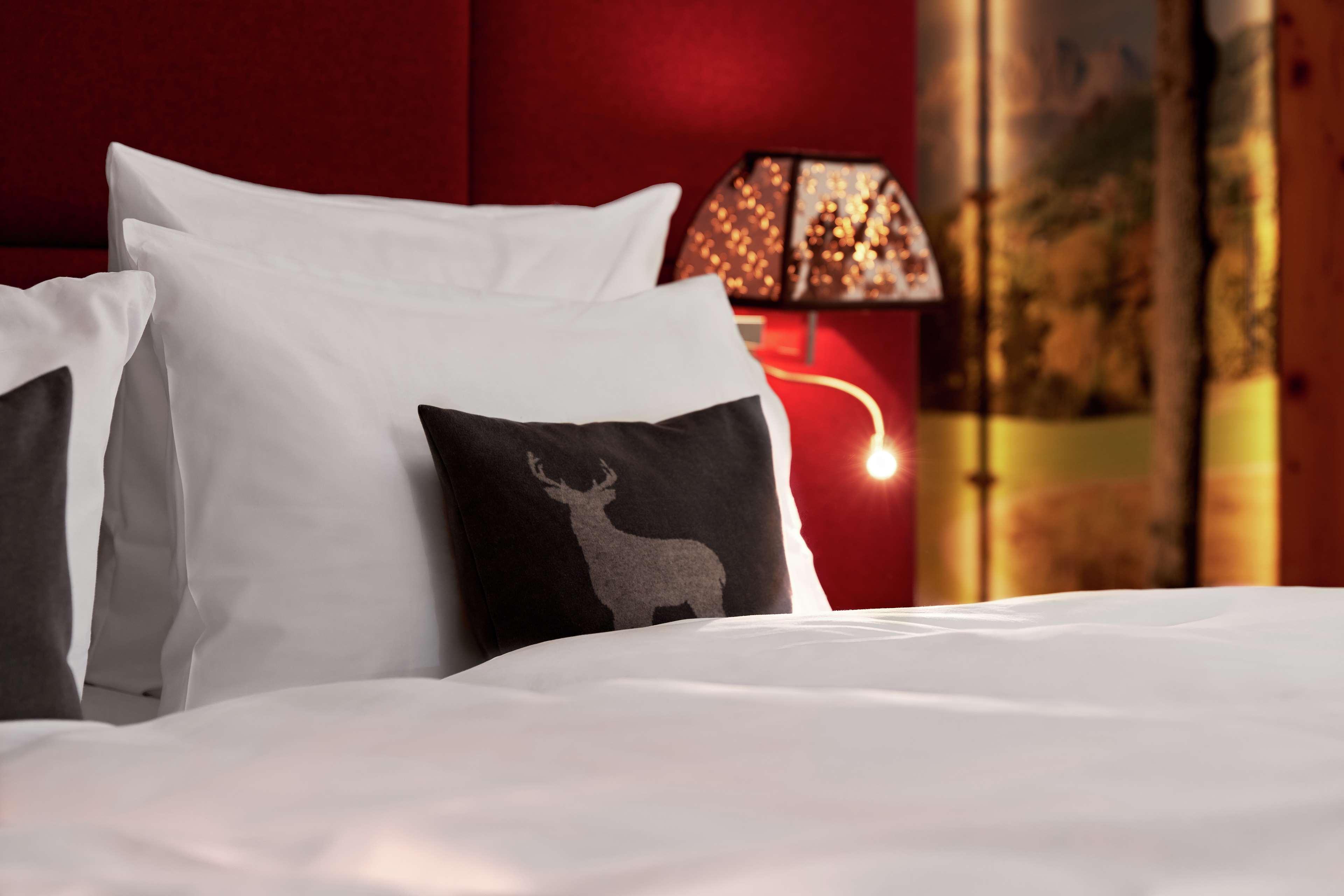 Grand Tirolia Kitzbuehel - Member Of Hommage Luxury Hotels Collection Exterior foto A bed with a throw pillow