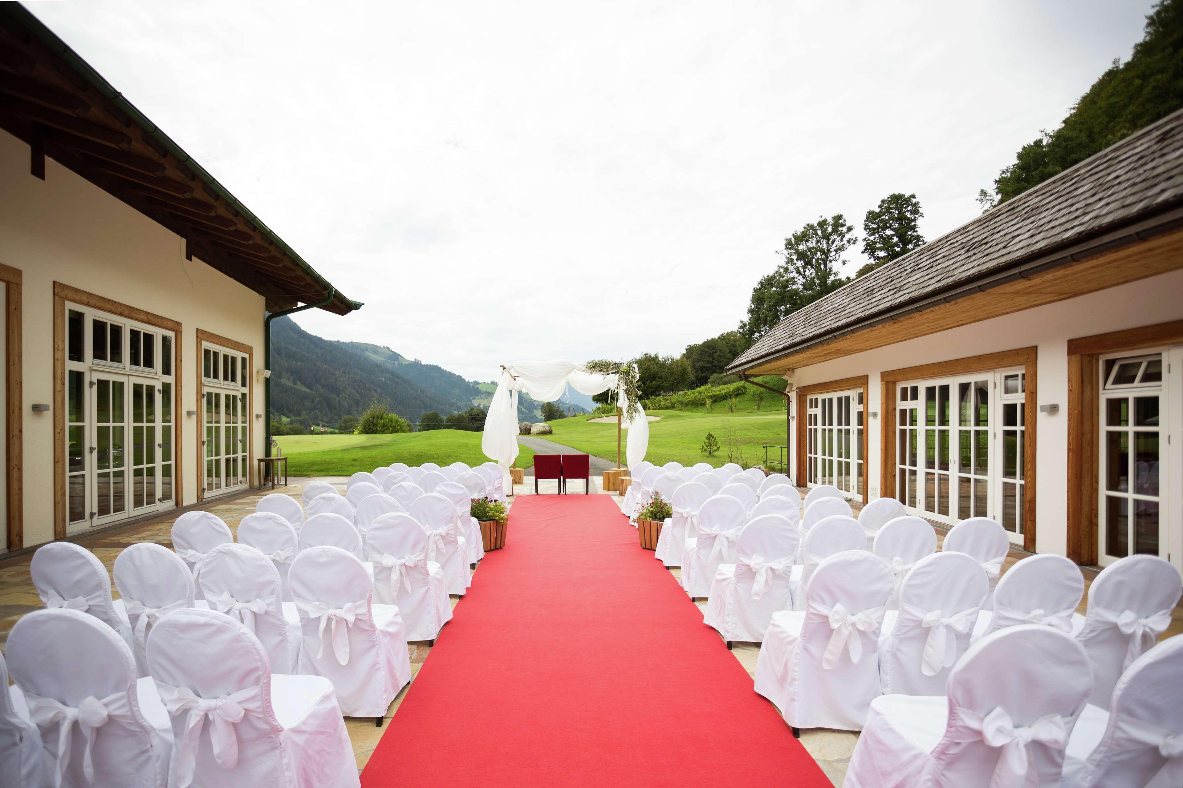 Grand Tirolia Kitzbuehel - Member Of Hommage Luxury Hotels Collection Exterior foto Wedding ceremony at the Hotel Axelmannstein