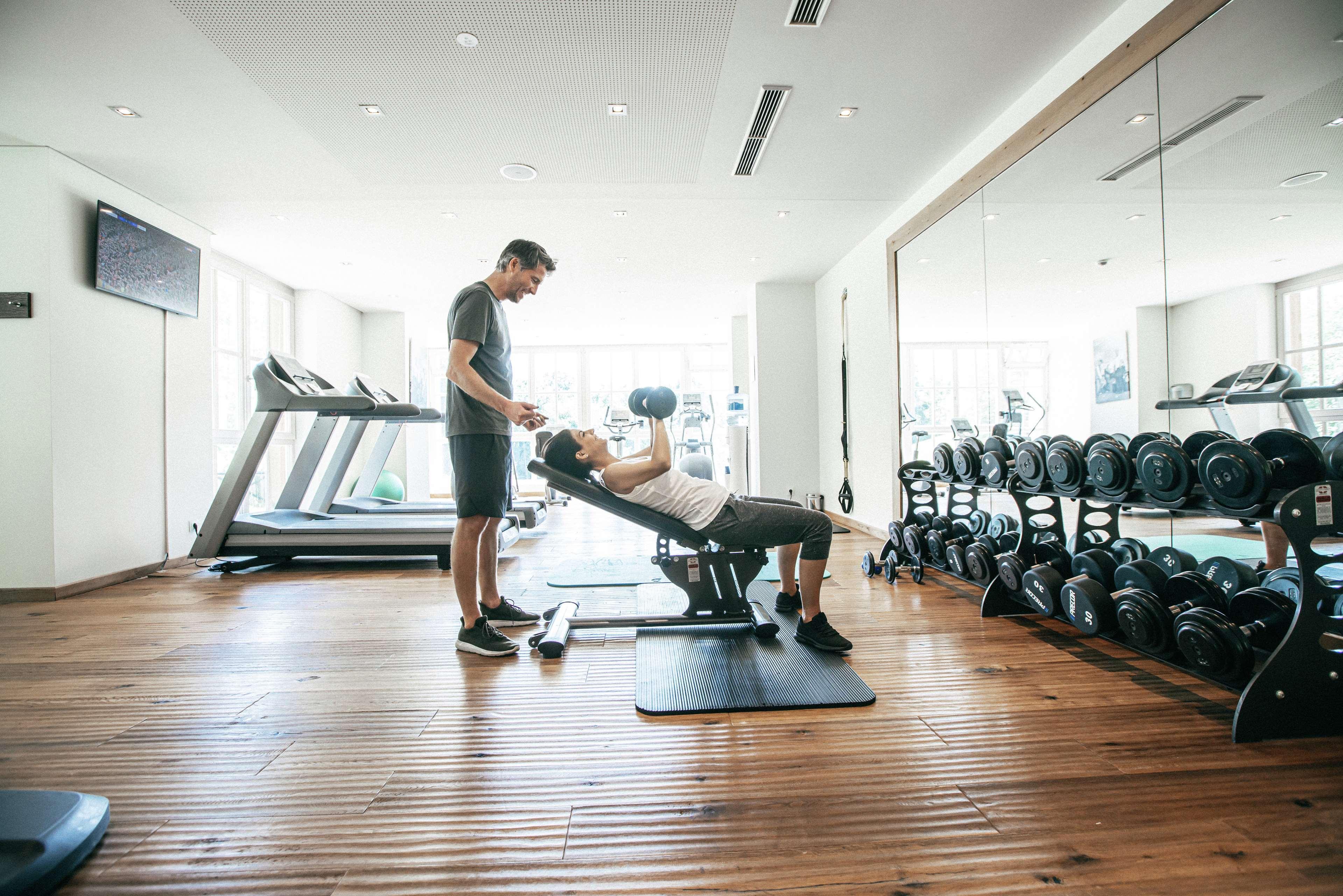 Grand Tirolia Kitzbuehel - Member Of Hommage Luxury Hotels Collection Exterior foto Personal trainer assisting a woman with a dumbbell press