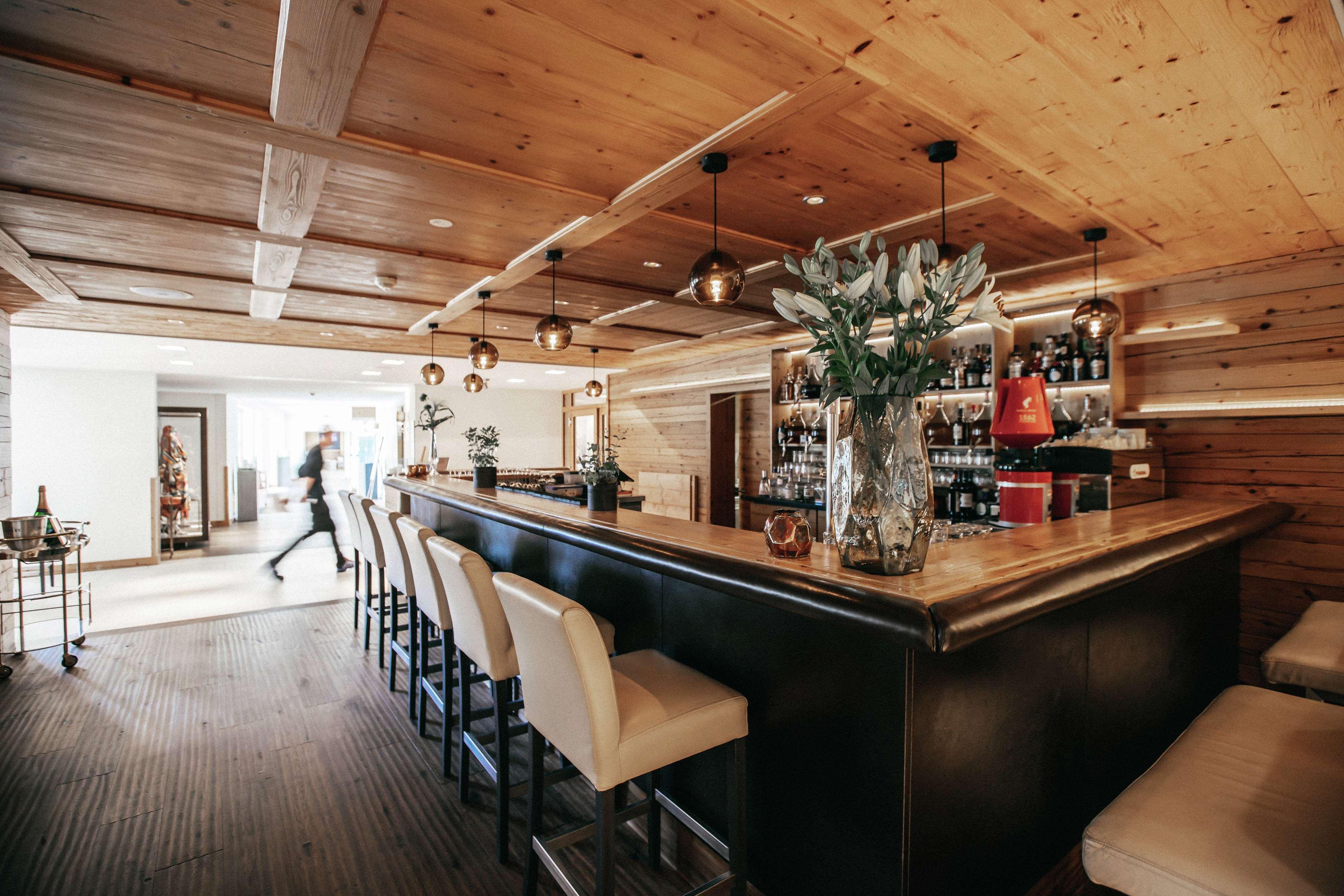 Grand Tirolia Kitzbuehel - Member Of Hommage Luxury Hotels Collection Exterior foto The bar at the 1886 H. W. Wilson Library